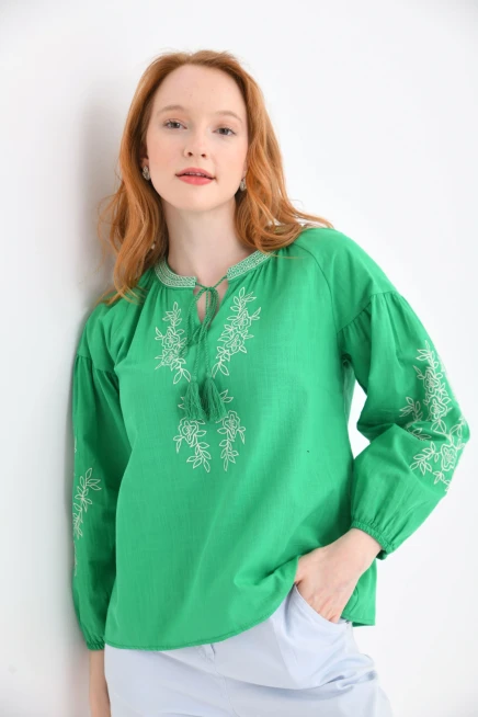 Geniş Yaka Bağlama Detay Nakışlı Dokuma Bluz