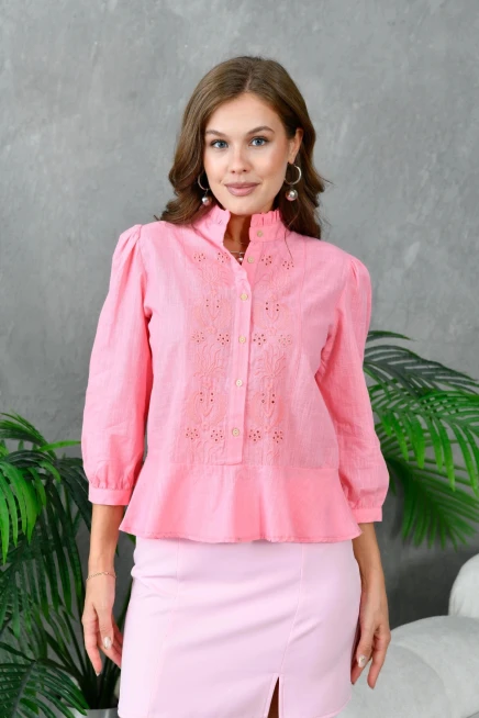 Kadın Pembe Yakası Fırfırlı Düğme Detaylı Nakış İşlemeli Dokuma Bluz