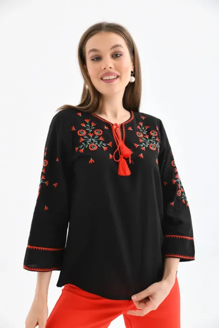 Bisiklet Yaka Bağlama Detay Etnik Nakışlı Bluz