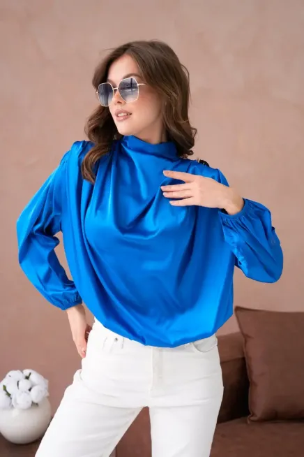 Kadın Dik Yaka Omuzları Vatkalı Düğme Detay Saten Dokum Bluz 32000