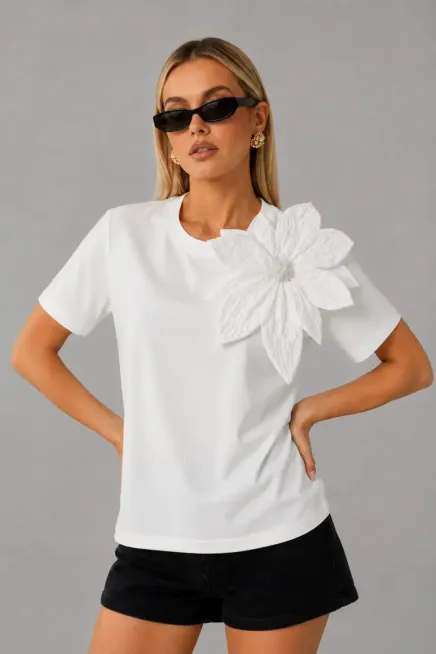 Gül Aksesuarlı Basic T-Shirt